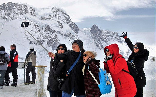 A group taking their picture on a ski trip